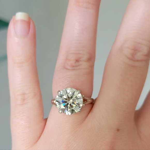 New 5ct Beautiful Moissanite Ring, Size 7 - Picture 9 of 10